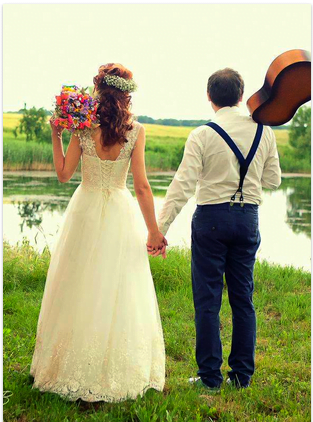 Miri tinandu-se de mana in fata lacului Frumusetea lacului - I Do Weddings | nuntiinaerliber.ro